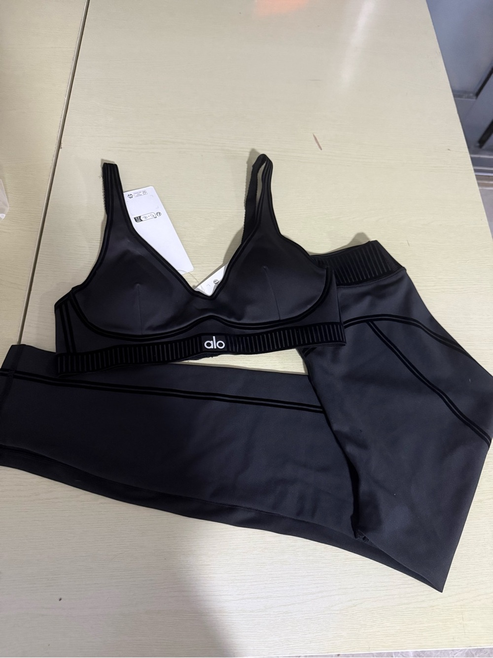 ALO Yoga Black Wireless Sports Bra with Ribbed Underband